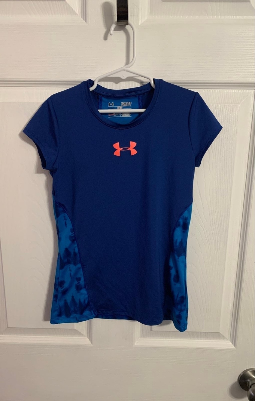 Under Armour Shirt. Size YSM.